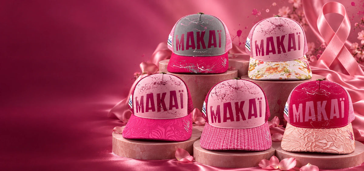 Octobre Rose MAKAÏ : les cinq casquettes Pink Riviera, Classik Rosé, Tweed Pink, Rose Velvet et Flower Power sur une scène rose.